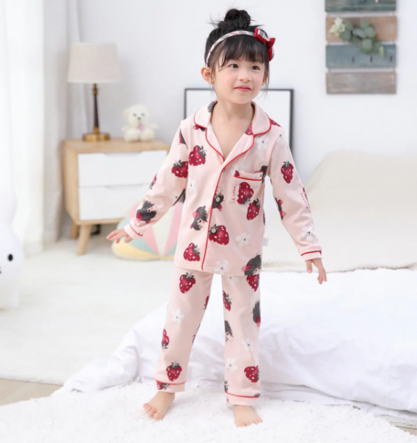 Baju bayi dengan desain musim gugur atau musim dingin